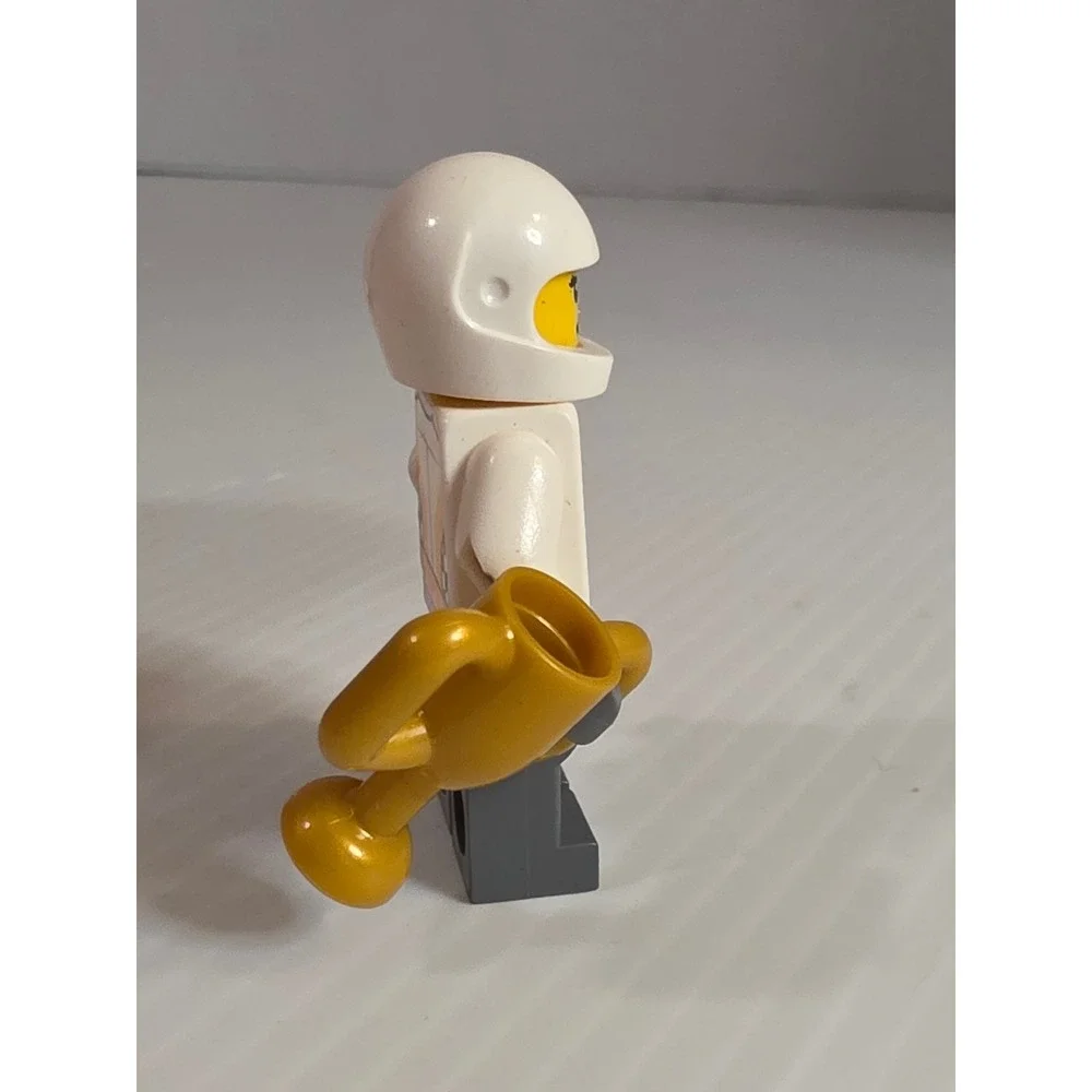 LEGO Minifigure Small Multicolor Fair cty0476 Female‎ Racer Trophy